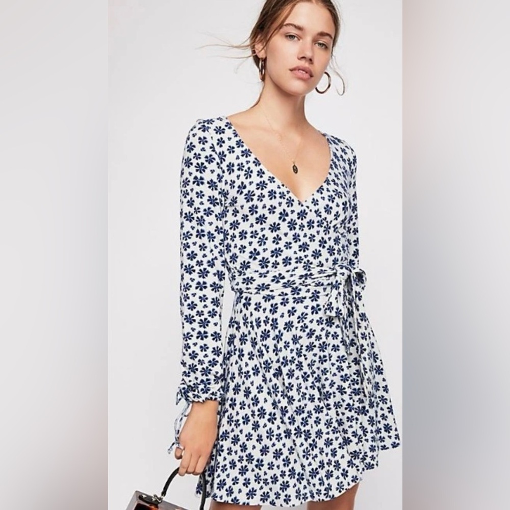 Free People Blue and White Floral Dress V Neck Tie‎ Waist Size M